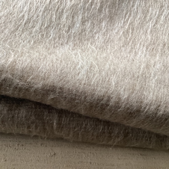 SOFT ALPACA BLEND REVERSIBLE BEIGE & LIGHT GREY PLUSH LARGE SCARF/WRAP - Picture 8 of 11